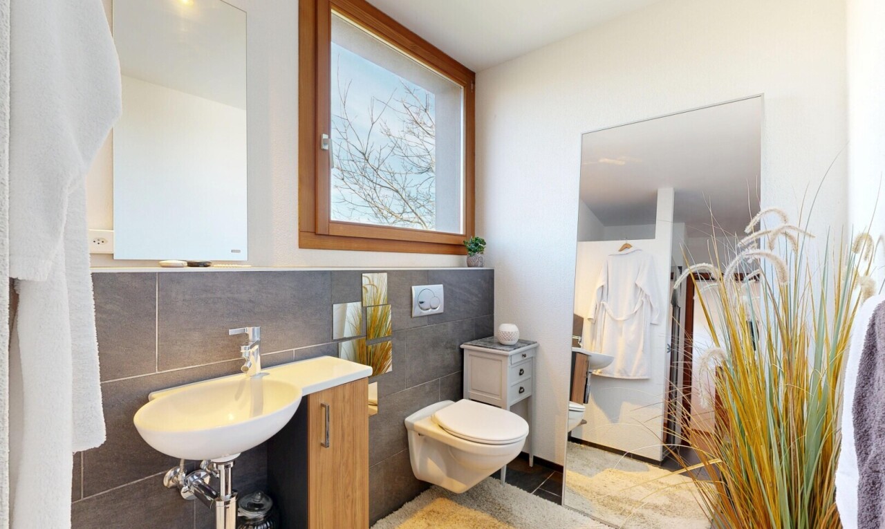 salle de bains avec miroir, mur en carrelage, tile wall, cloison sèche, et drywall