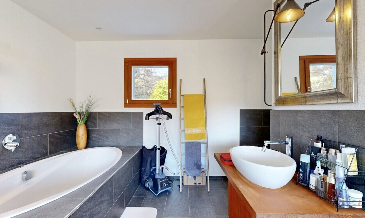 salle de bains avec salle de bain complète, miroir, bain, dark floor, et lavabo (ou coiffeuse selon le contexte)
