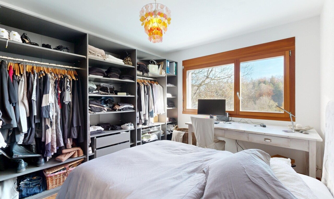 chambre avec placard, inside property, télévision, lumière naturelle, et natural light