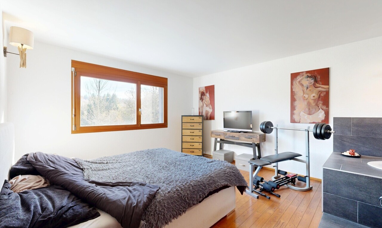 chambre avec sol en finition bois, wood finish floor, inside property, cloison sèche, et drywall