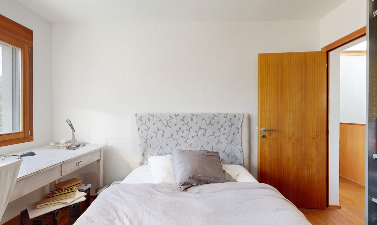 chambre avec inside property, cloison sèche, drywall, lumière naturelle, et natural light