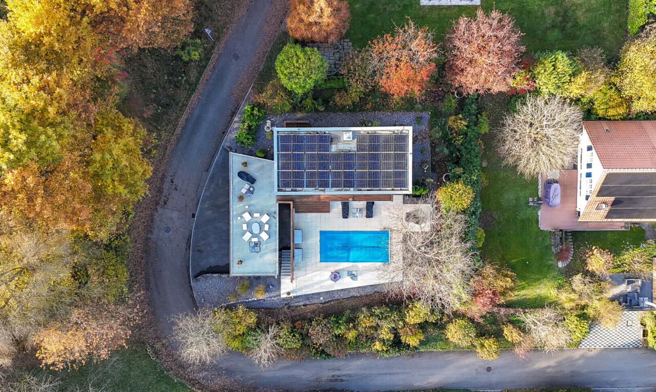 façade avec panneaux solaires et property visible