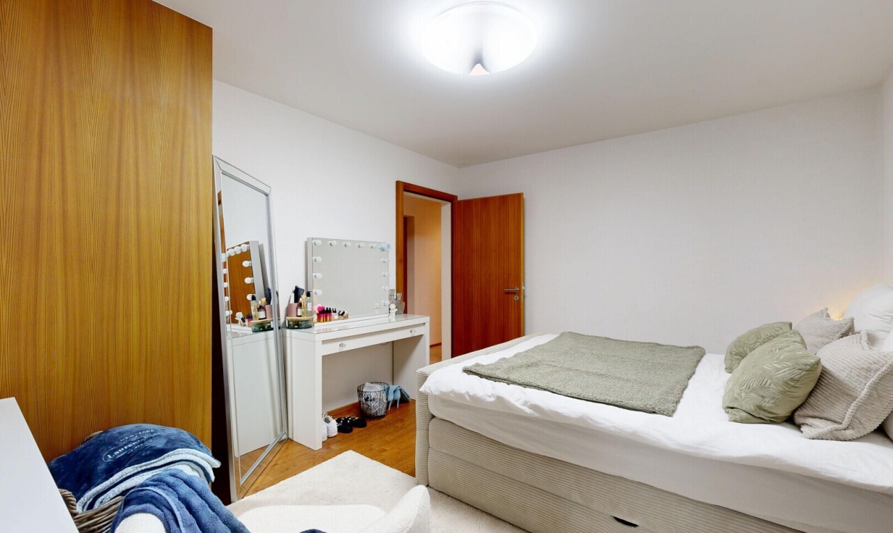 chambre avec sol en finition bois, wood finish floor, cloison sèche, drywall, et inside property