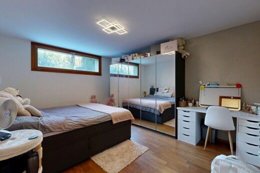 chambre avec cloison sèche, drywall, inside property, sol en finition bois, et wood finish floor