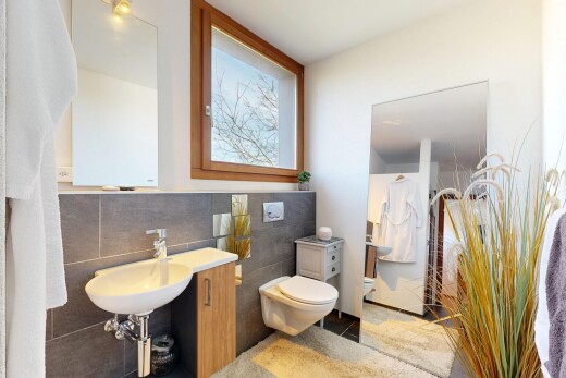 salle de bains avec miroir, mur en carrelage, tile wall, cloison sèche, et drywall