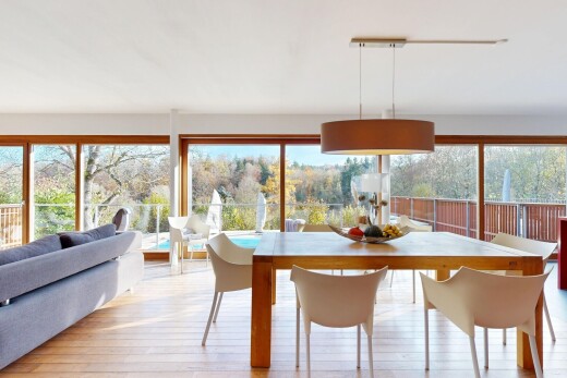 salon / salle à manger avec inside property, sol en finition bois, wood finish floor, day time, et lumière naturelle