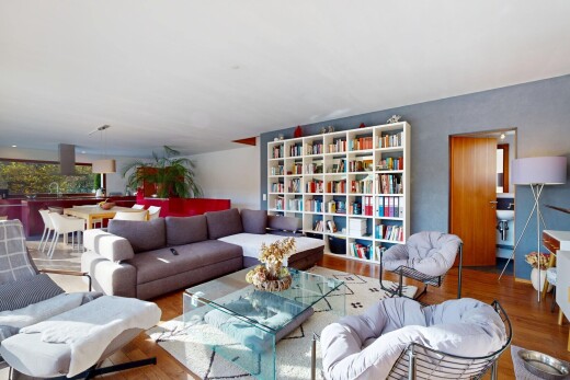 salon avec inside property, sol en finition bois, wood finish floor, cloison sèche, et drywall