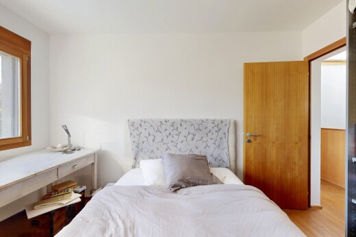 chambre avec natural light, lumière naturelle, inside property, drywall, et cloison sèche