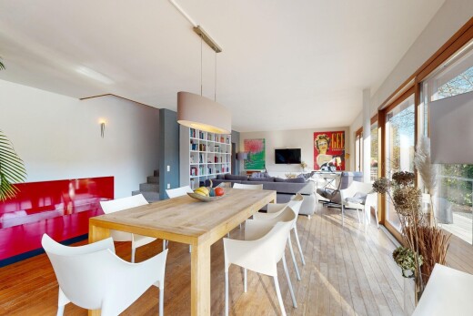 salon / salle à manger avec inside property, cloison sèche, drywall, sol en finition bois, et wood finish floor