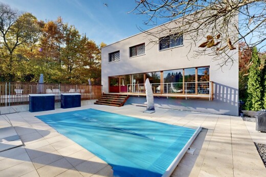 piscine avec terrasse, day time, piscine, property visible, et clôture