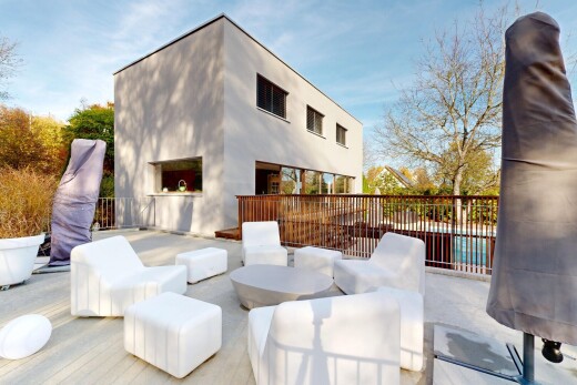 terrasse avec espace de vie extérieur, terrasse, day time, et property visible