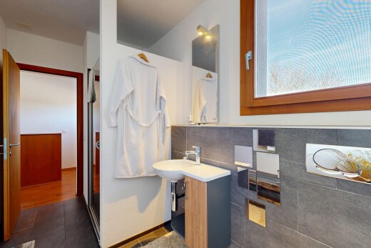 salle de bains avec miroir, inside property, tile floor, sol en carrelage, et natural light