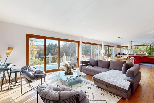 salon avec wood finish floor, sol en finition bois, inside property, vue sur la piscine, et hardwood floor