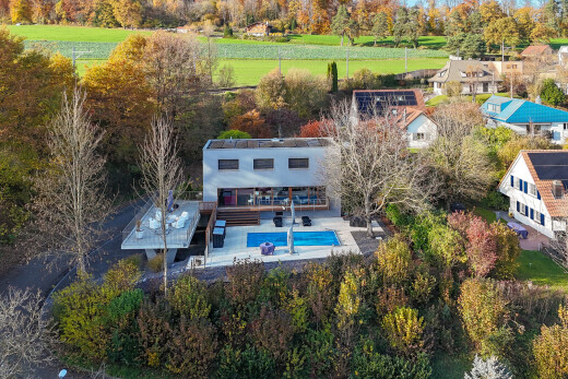 façade avec terrasse, piscine, woods view, vue sur les bois, et bardage en stuc