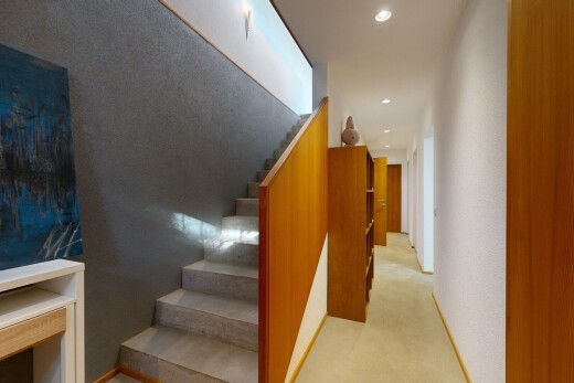 escaliers avec inside property, escaliers, éclairage encastré, recessed lighting, et moquette