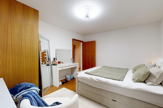 chambre avec sol en finition bois, wood finish floor, cloison sèche, drywall, et inside property