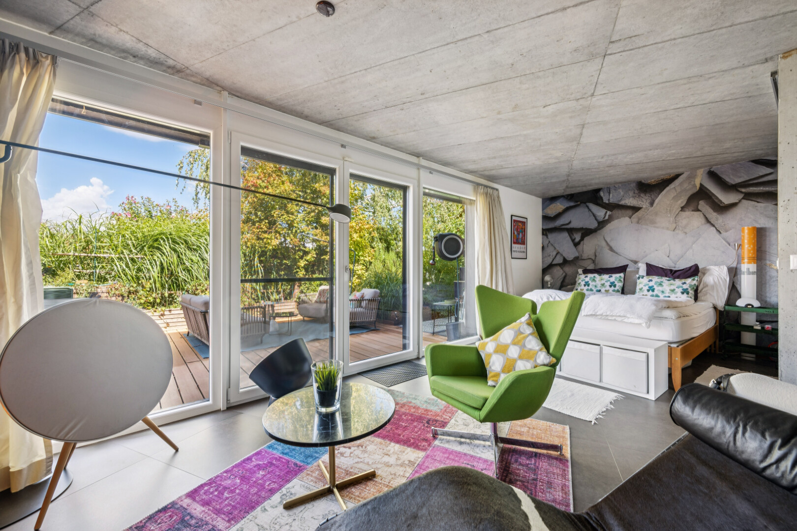 salon avec concrete ceiling, plafond en béton, day time, et inside property