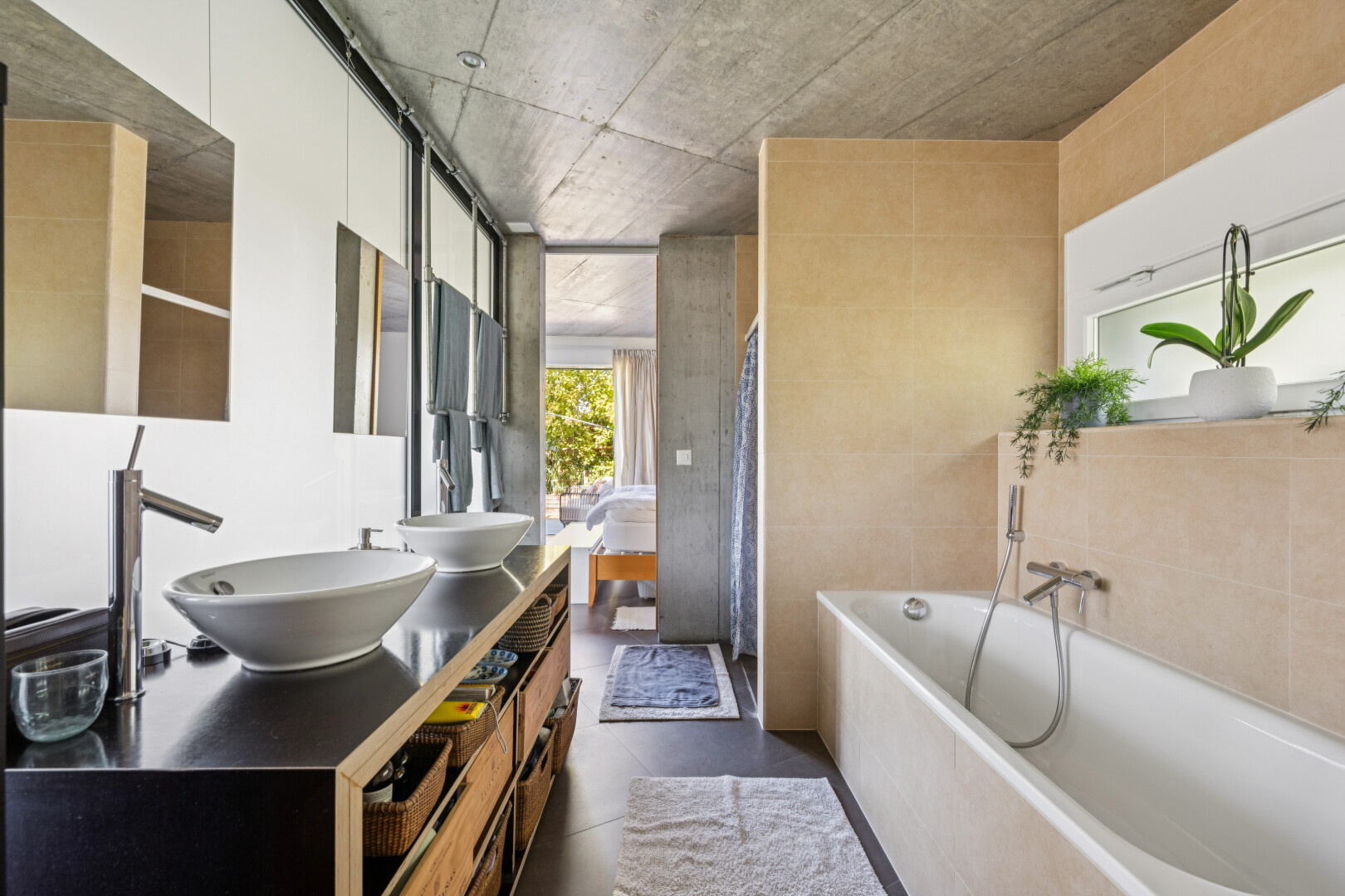 salle de bains avec miroir, bain, salle de bain complète, évier, et concrete ceiling