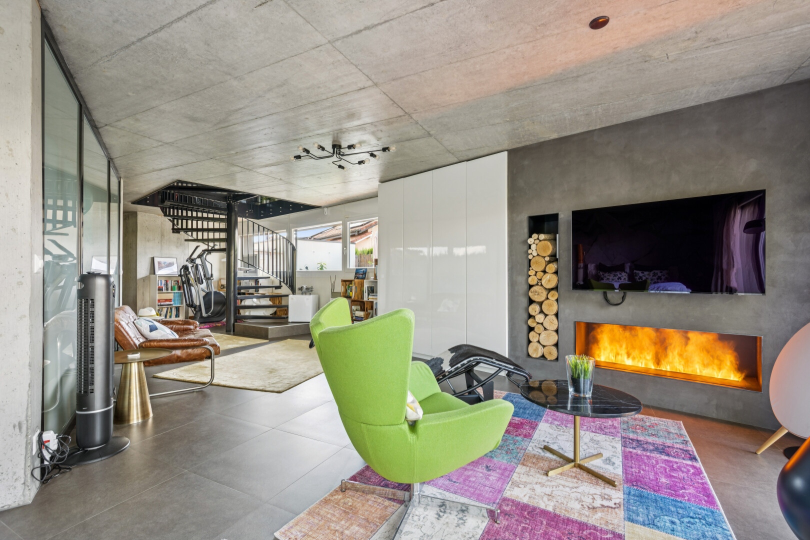 salon avec mur en béton, concrete wall, escaliers, plafond en béton, et concrete ceiling