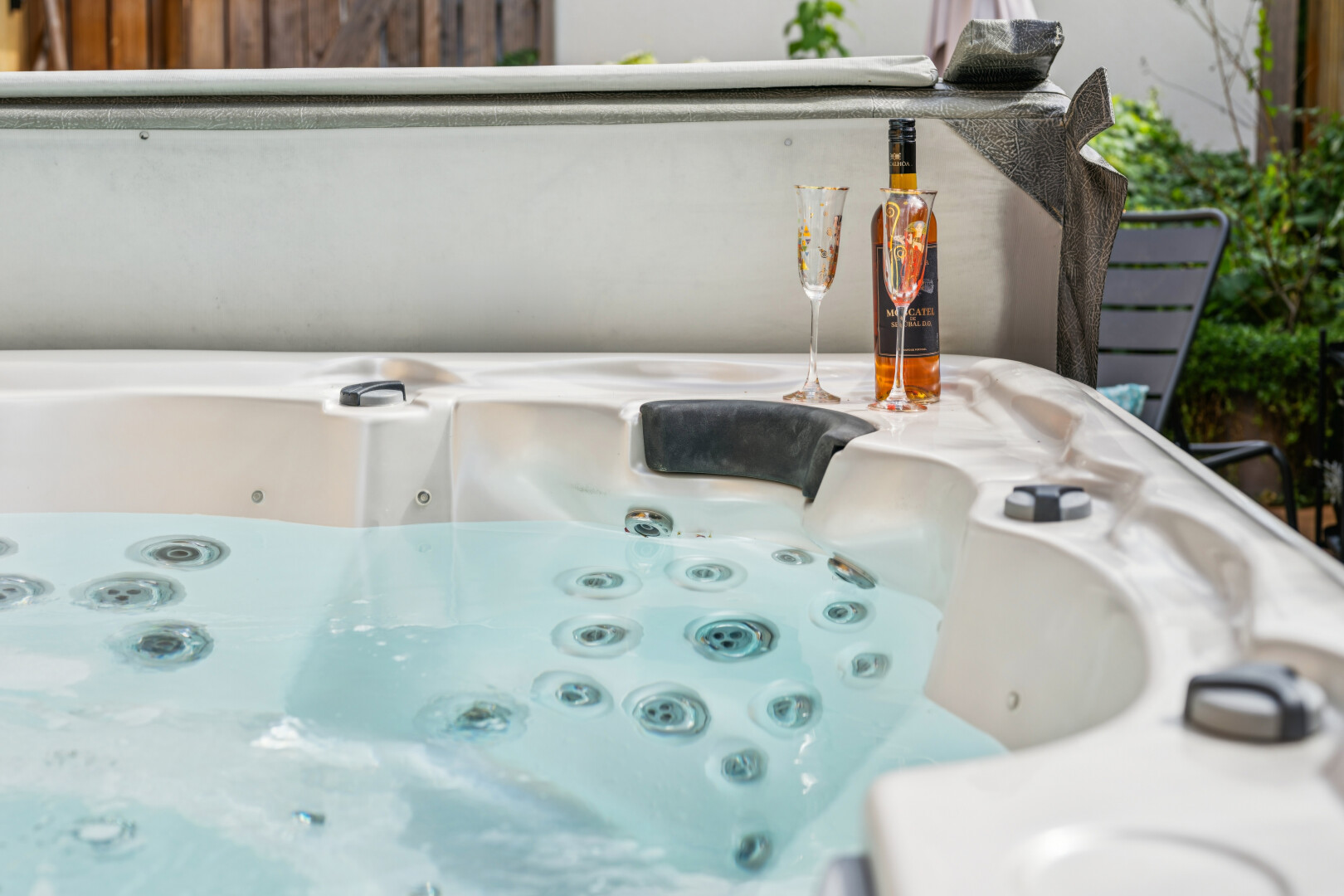 détails avec other, exterior, et bain à remous