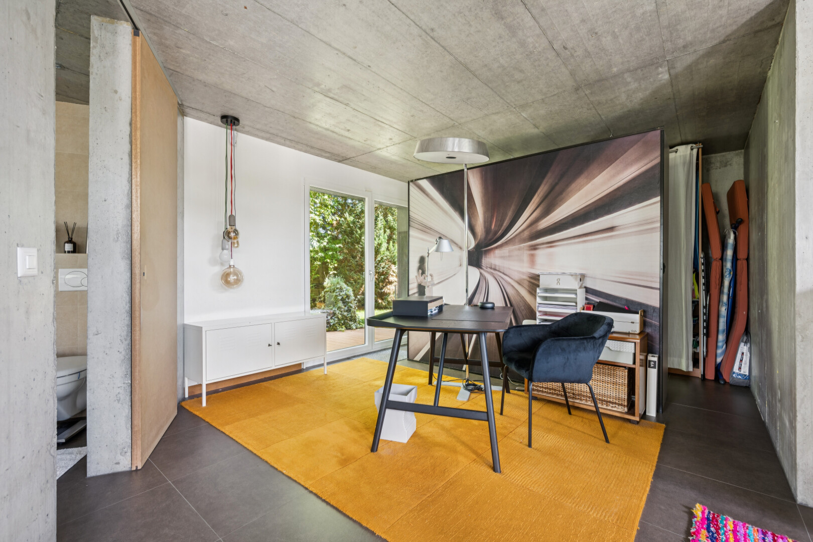 salle à manger avec concrete ceiling, plafond en béton, concrete wall, et mur en béton