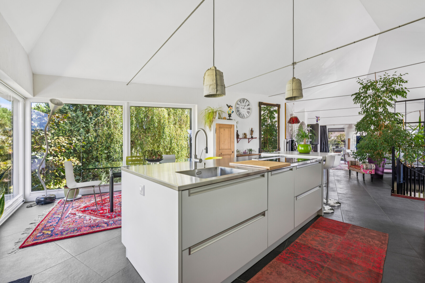 cuisine avec îlot de cuisine, kitchen island, kitchen island sink, plafond voûté, et vaulted ceiling