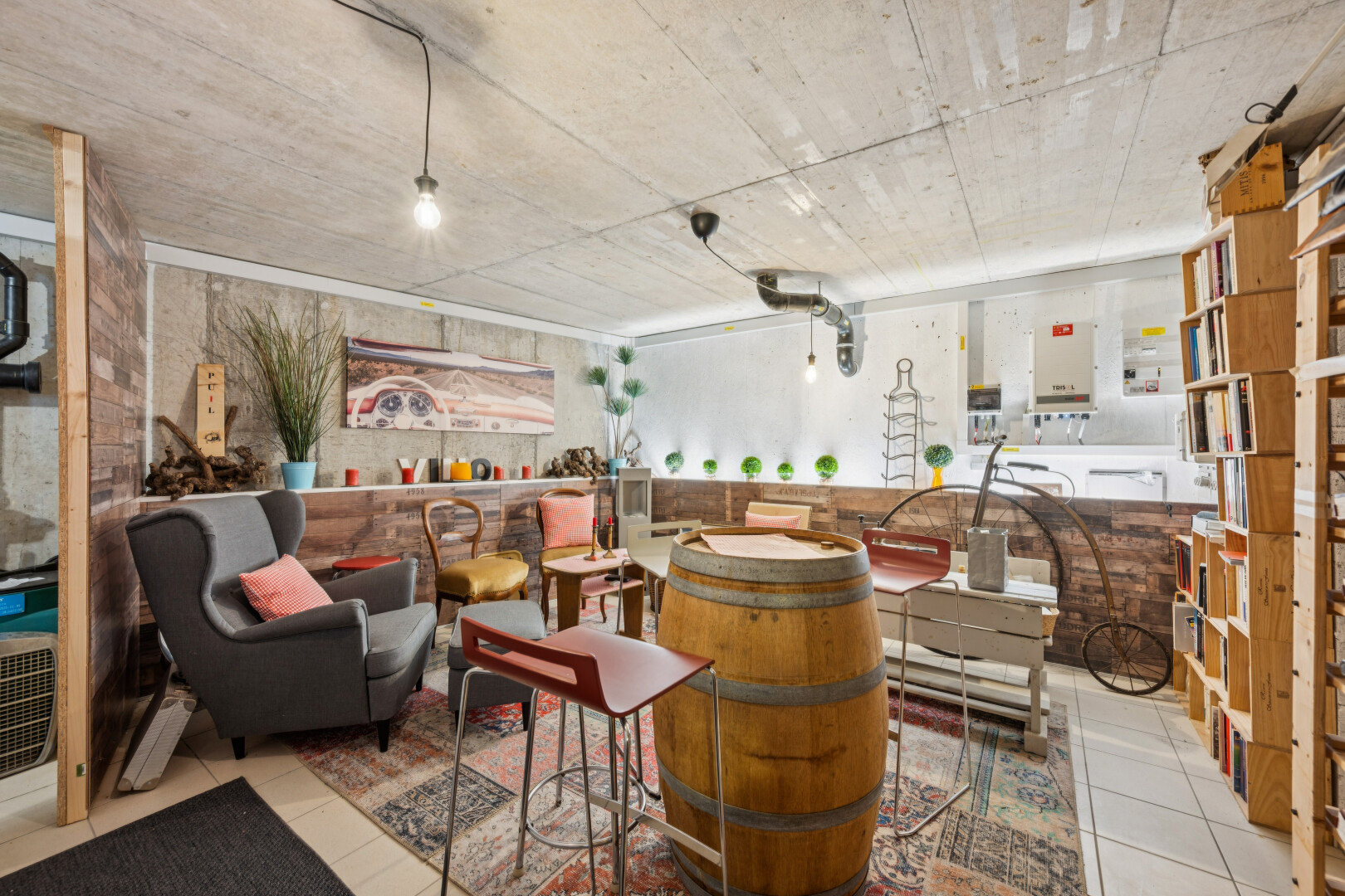 salon avec plafond en béton, concrete ceiling, inside property, sol en carrelage, et tile floor