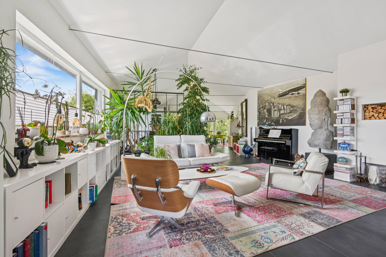 salon avec day time, plafond voûté, et vaulted ceiling
