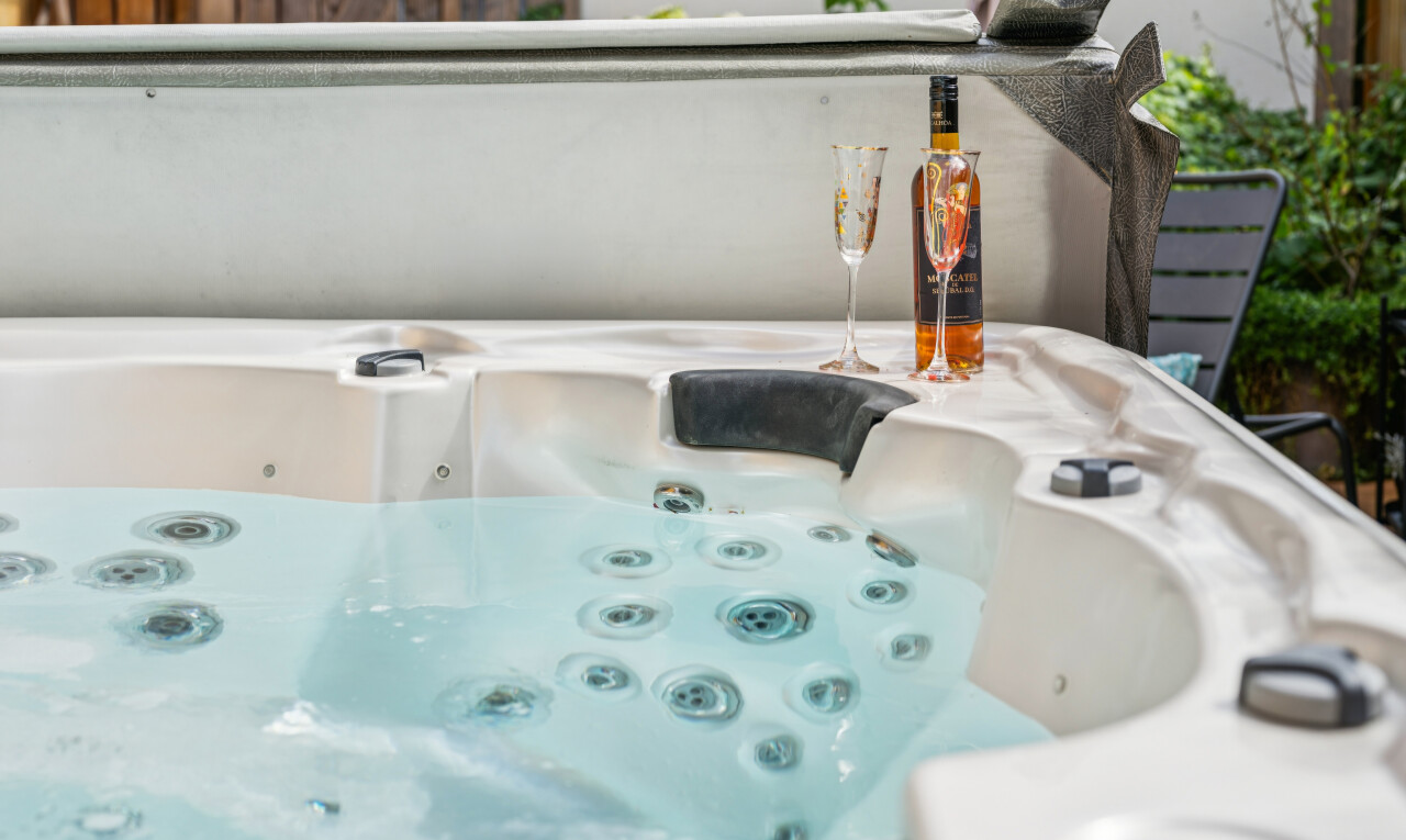 détails avec other, exterior, et bain à remous