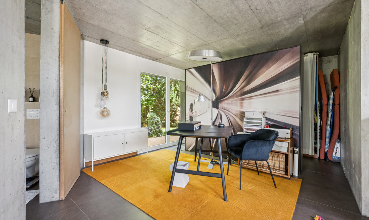 salle à manger avec concrete ceiling, plafond en béton, concrete wall, et mur en béton