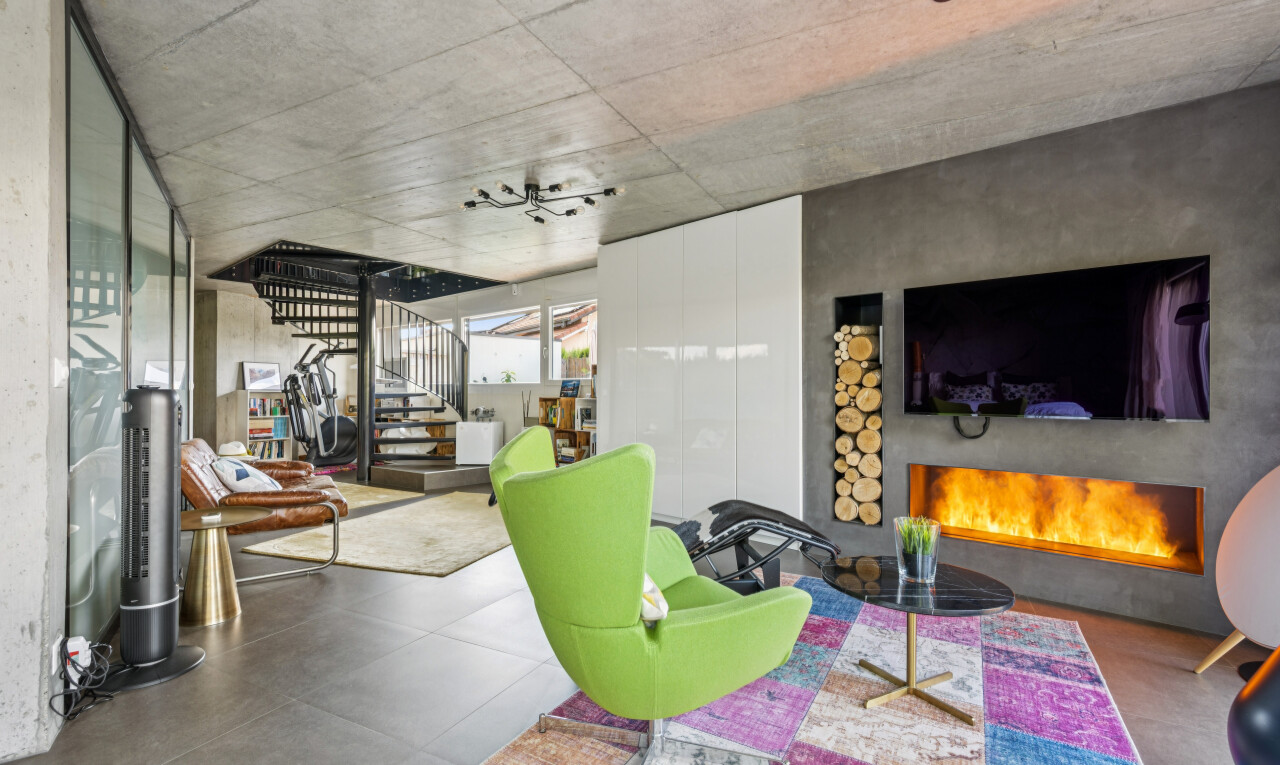 salon avec mur en béton, concrete wall, escaliers, plafond en béton, et concrete ceiling