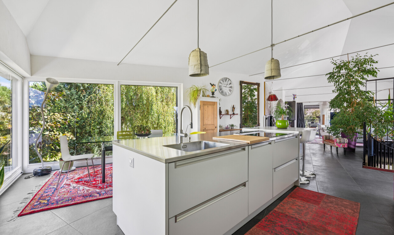 cuisine avec îlot de cuisine, kitchen island, kitchen island sink, plafond voûté, et vaulted ceiling