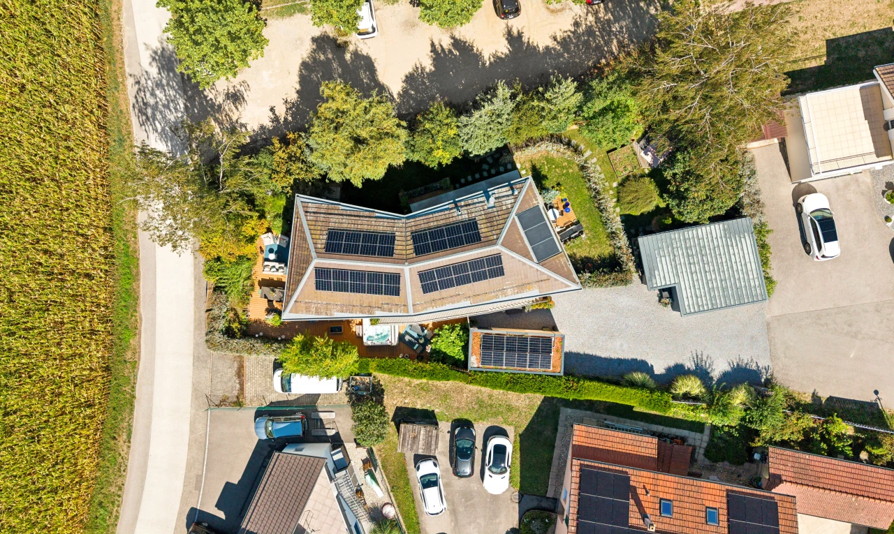 façade avec aerial view, vertical image, et panneaux solaires