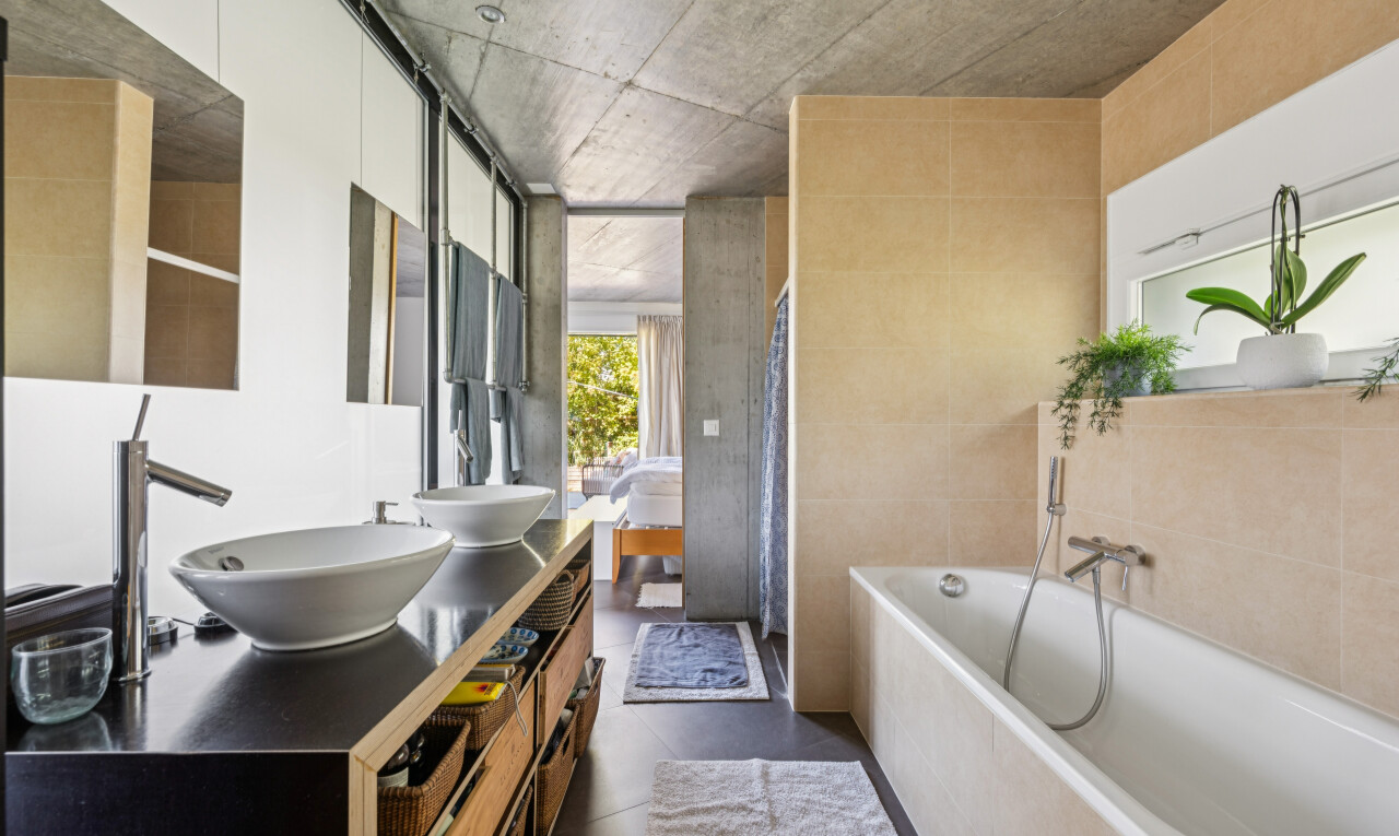 salle de bains avec miroir, bain, salle de bain complète, évier, et concrete ceiling