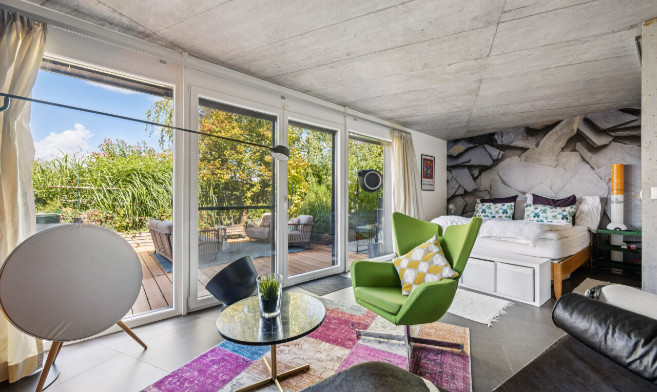 salon avec concrete ceiling, plafond en béton, day time, et inside property