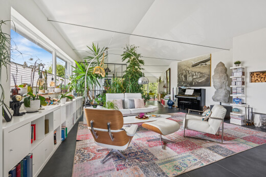 salon avec day time, plafond voûté, et vaulted ceiling