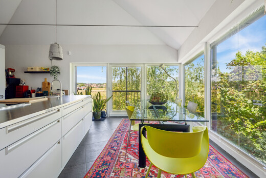 cuisine avec éclairage suspendu, pendant lighting, white cabinets, armoires blanches, et dark floor