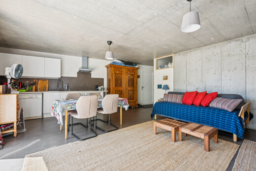 salon / salle à manger avec éclairage suspendu, concrete floor, sol en béton, finished concrete floor, et concrete ceiling