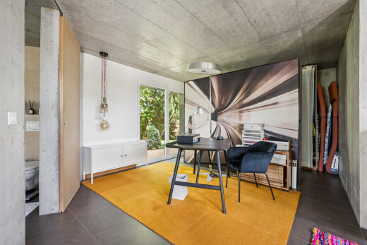 salle à manger avec concrete ceiling, plafond en béton, concrete wall, et mur en béton