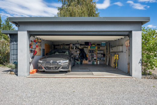 parking avec day time et allée