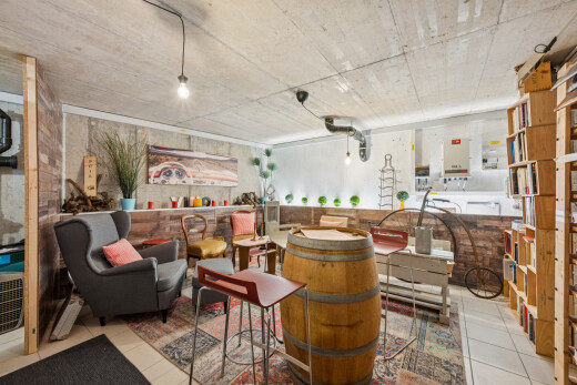 salon avec plafond en béton, concrete ceiling, inside property, sol en carrelage, et tile floor
