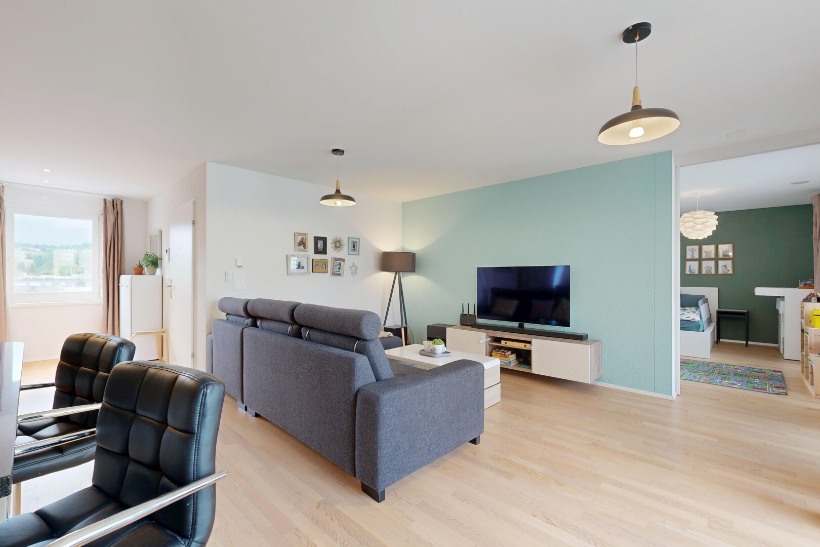salon avec drywall, cloison sèche, wood finish floor, sol en finition bois, et inside property