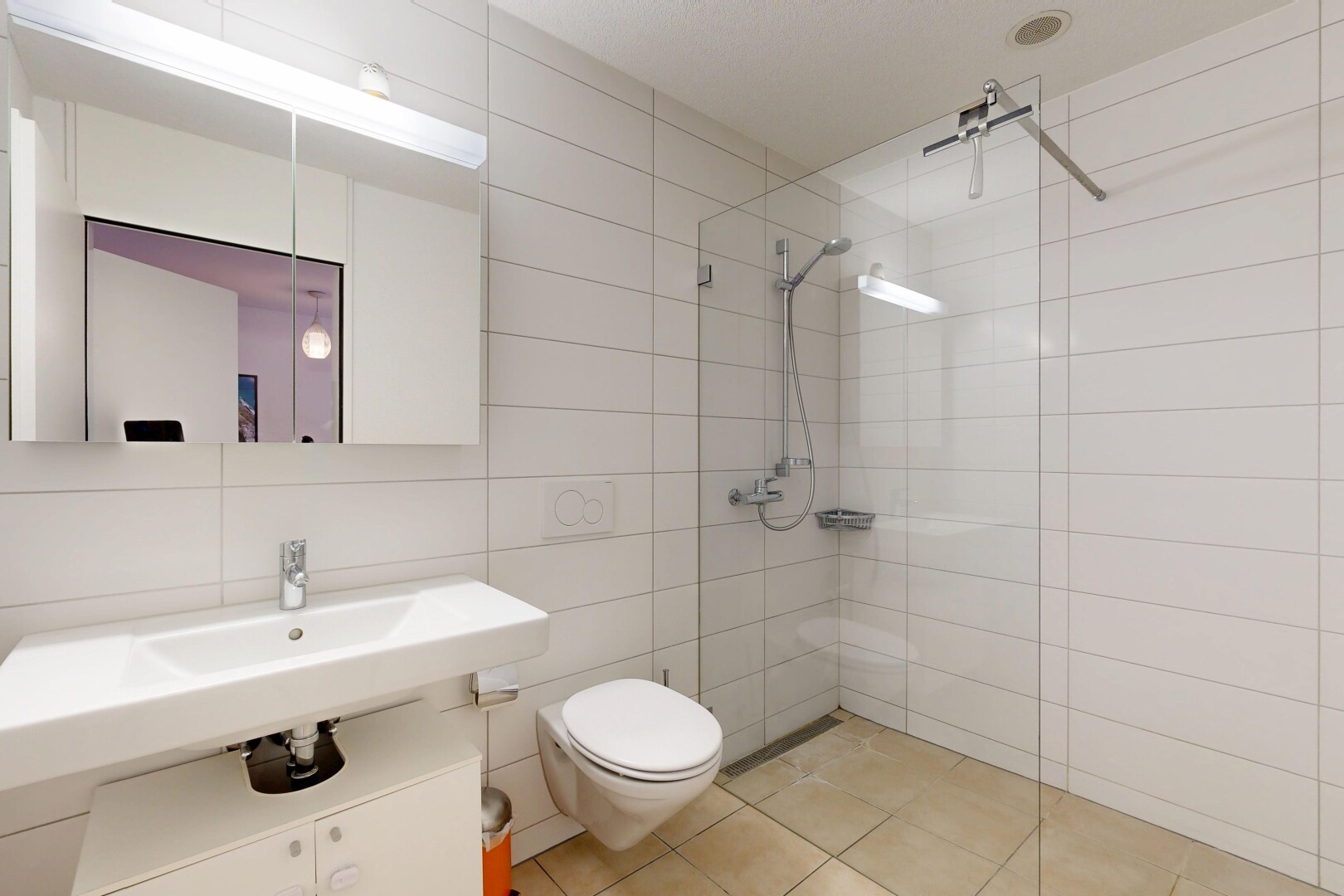 salle de bains avec douche, miroir, mur en carrelage, tile wall, et salle de bain complète