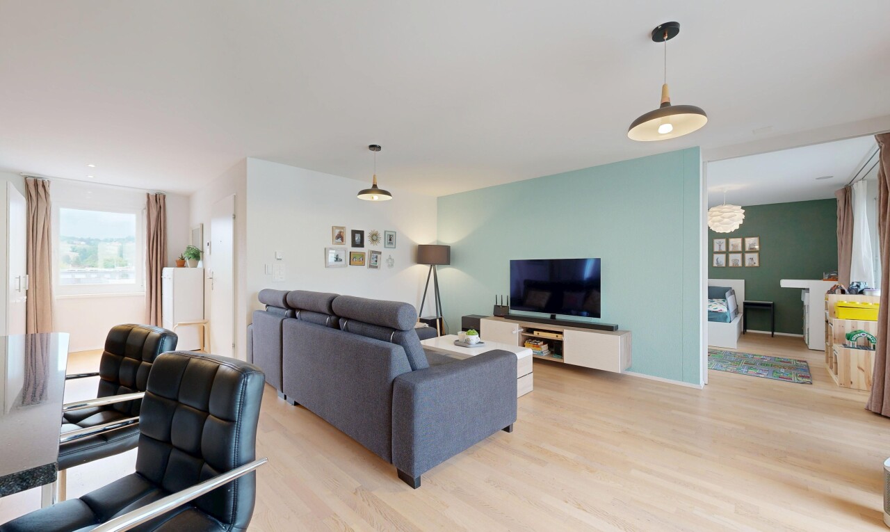 salon avec drywall, cloison sèche, wood finish floor, sol en finition bois, et inside property