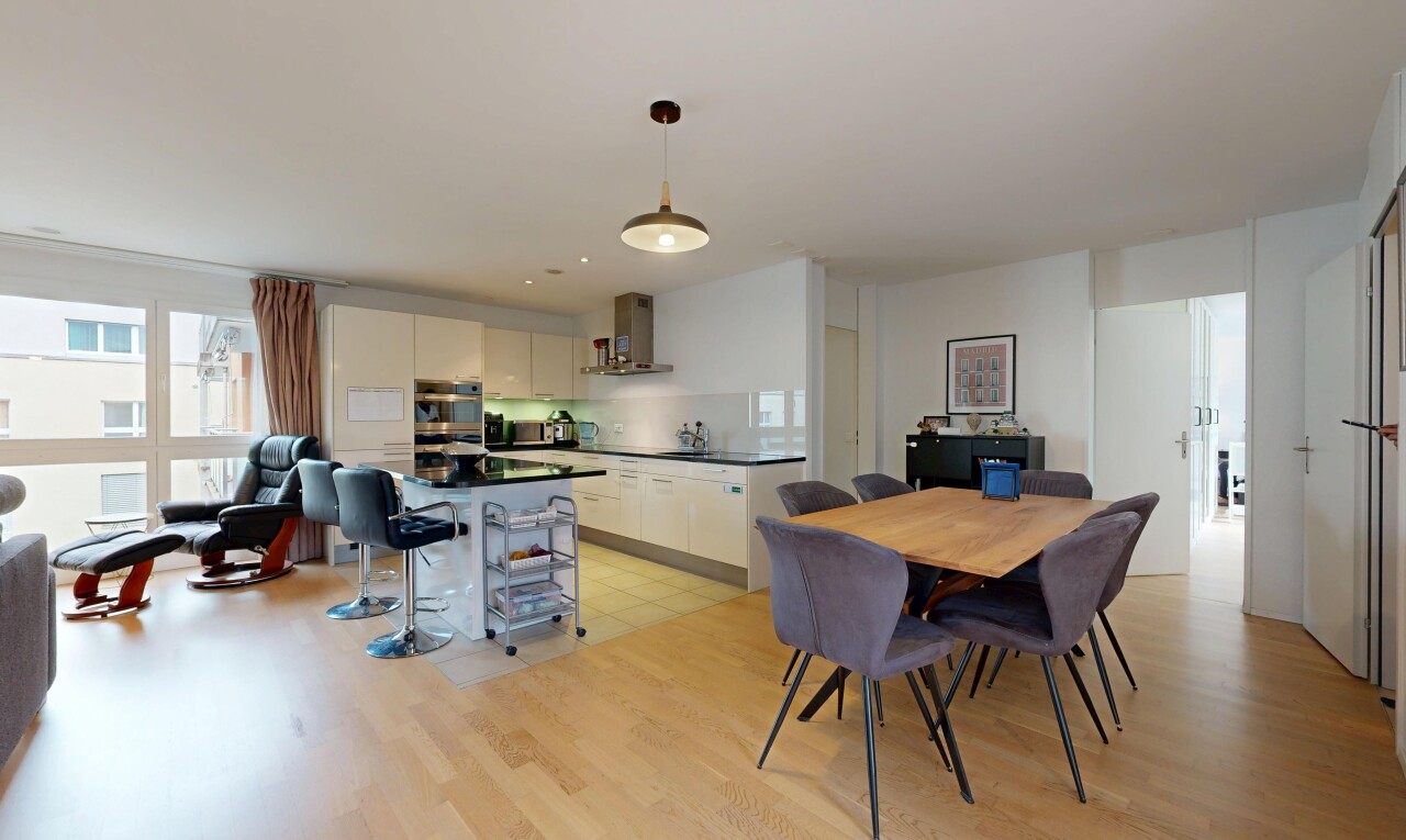 cuisine avec kitchen island, îlot de cuisine, kitchen bar, bar de cuisine, et light floor