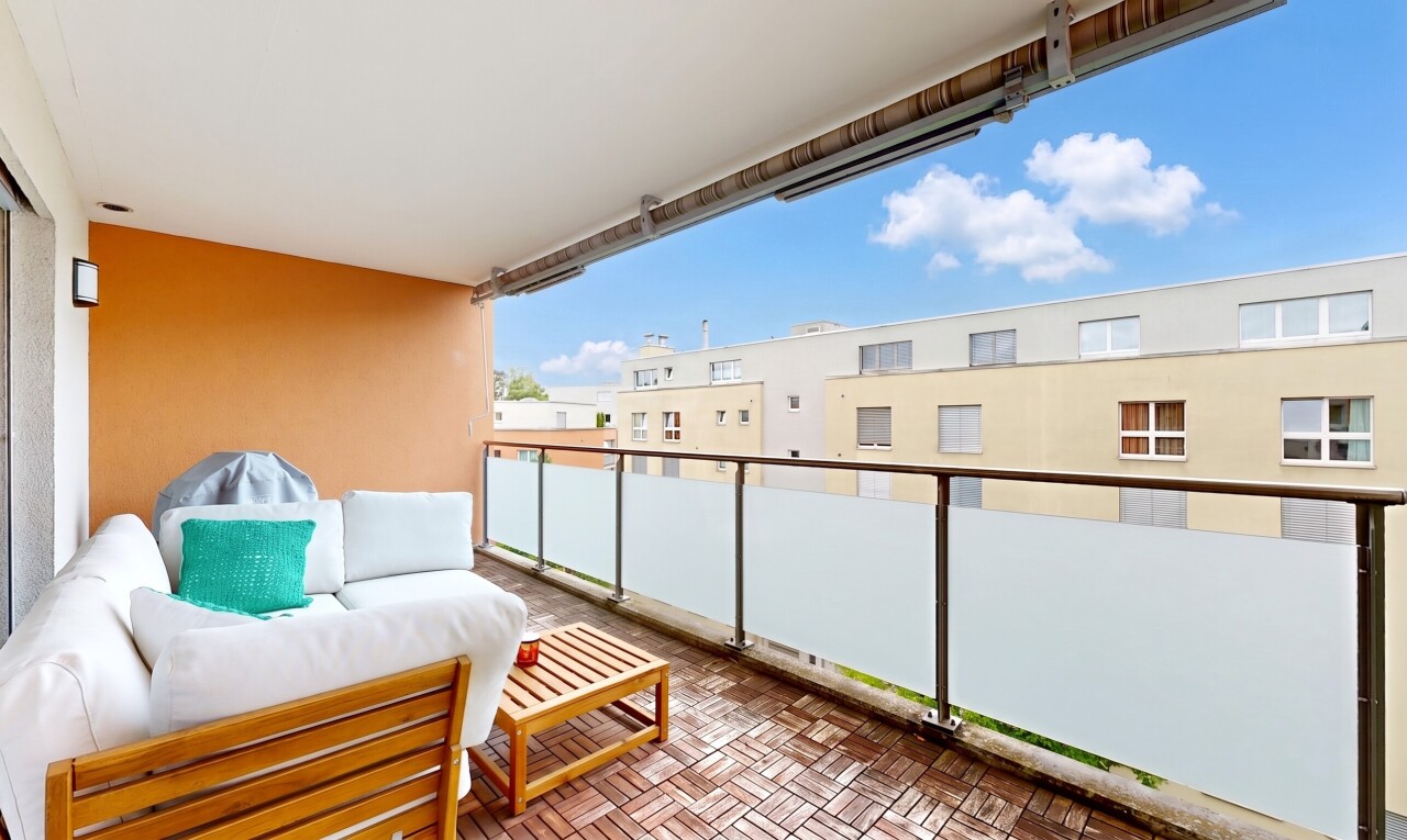 balcon avec from property, day time, balcon, et espace de vie extérieur