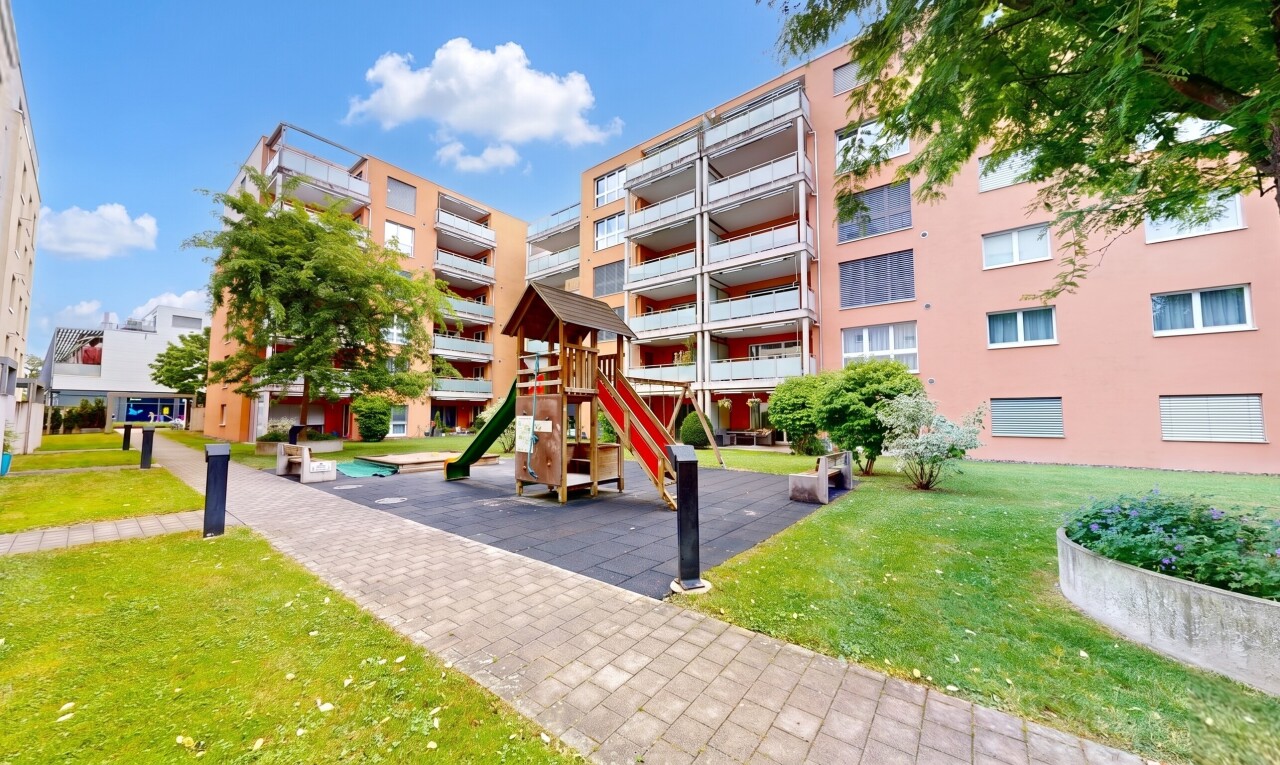 extérieur du bâtiment avec from community, vue sur le complexe d'appartements, apartment complex view, et day time