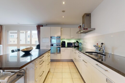 küche mit dunstabzugshaube, dark countertops, light floor, stone countertops, und stein arbeitsplatten
