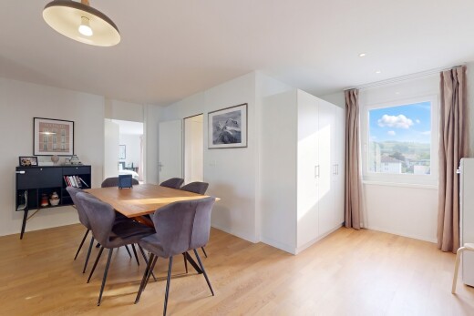 esszimmer mit wood finish floor, holzfußboden, drywall, gipskartonwand, und natural light