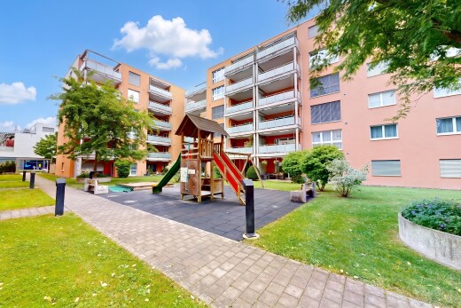extérieur du bâtiment avec from community, vue sur le complexe d'appartements, apartment complex view, et day time